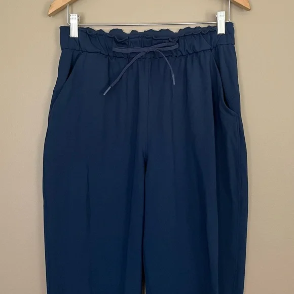 {Lululemon} Stretch High-Rise Jogger Shorter Length in True Navy - Womens 8